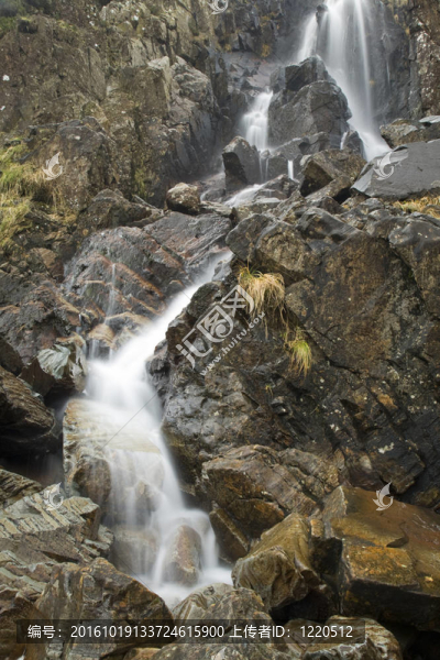 酸牛奶是從砍伐鰓附近道路上的seathwaite巨大山墻；英格蘭湖區(qū)；坎布里亞郡；英國(guó)