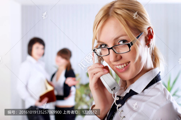 辦公室的年輕商業(yè)女性