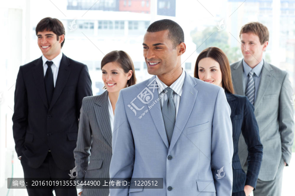 一幅令人高興的商業(yè)團(tuán)隊(duì)的肖像
