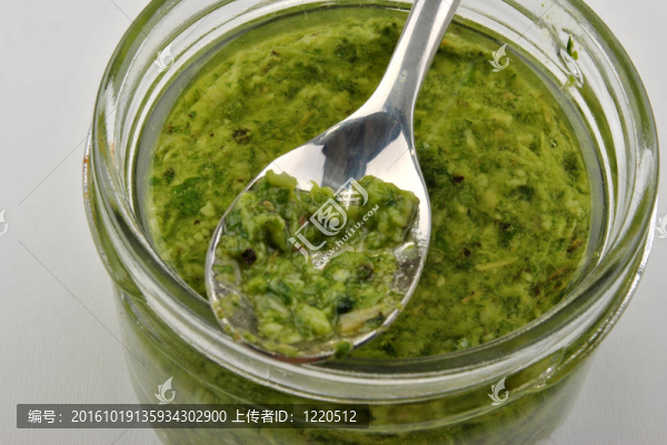 家中的玻璃和湯匙新鮮羅勒