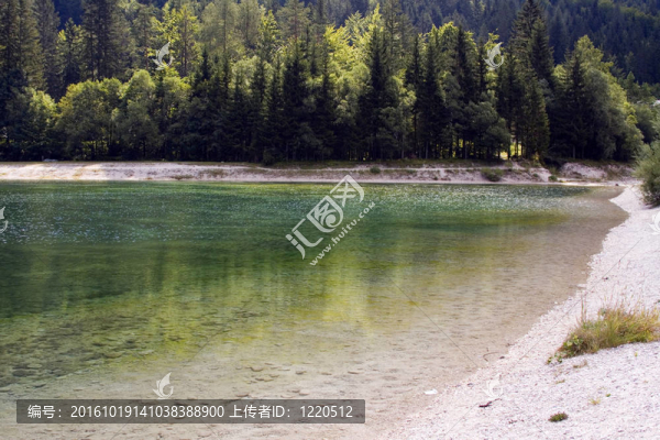 山上的湖