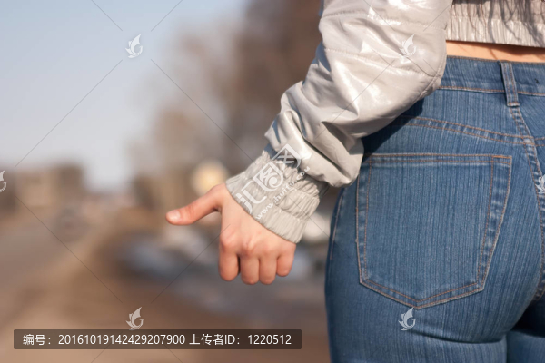 女人叫車(chē)的道路上