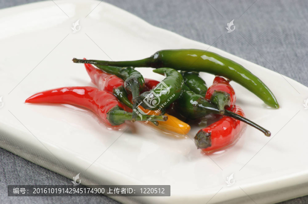 盤子上的綠辣椒和紅辣椒