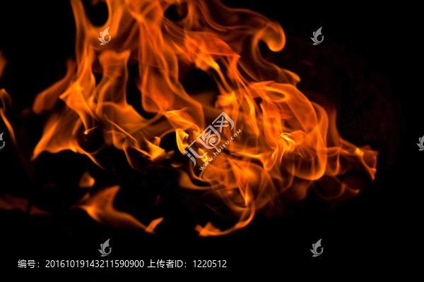 火焰從烤架上燃燒