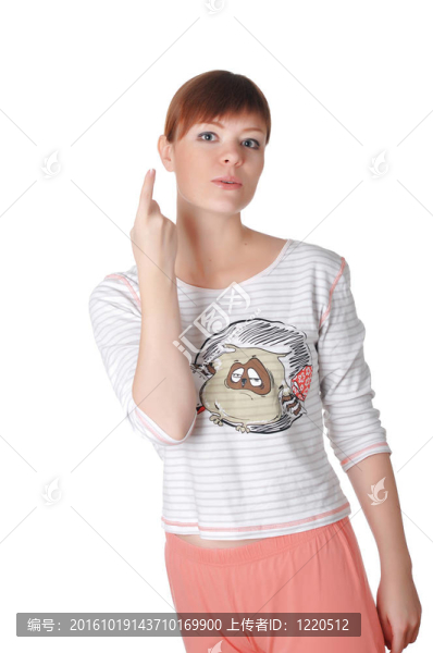 穿著衣服的迷人的年輕女子