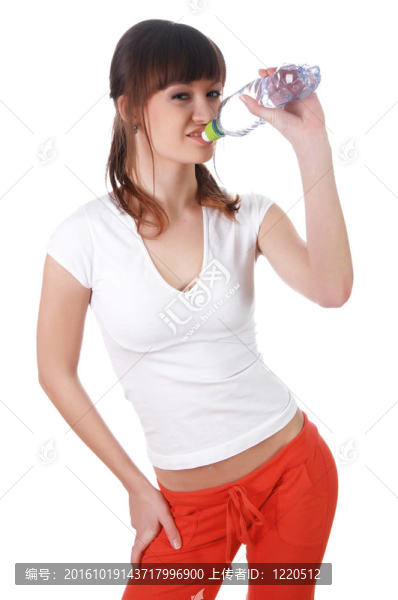 穿著白色T恤的迷人女孩