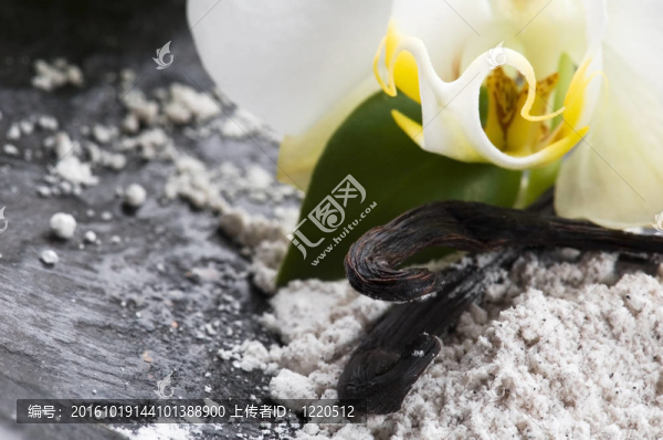 香草豆配芳香糖和花