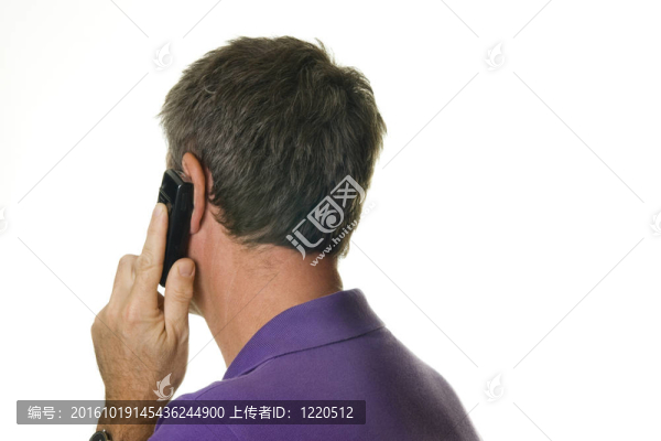 男人聽手機(jī)。背面看