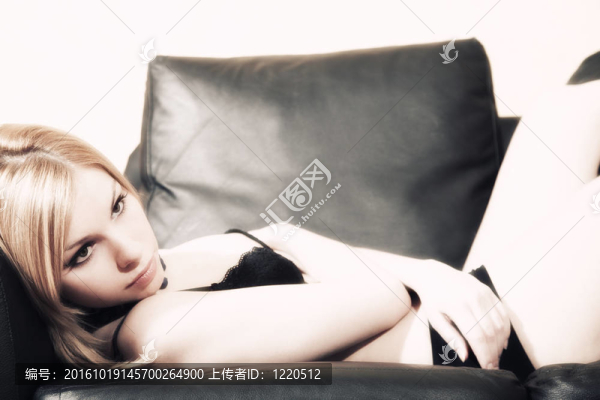 穿著內(nèi)衣休息的金發(fā)女人