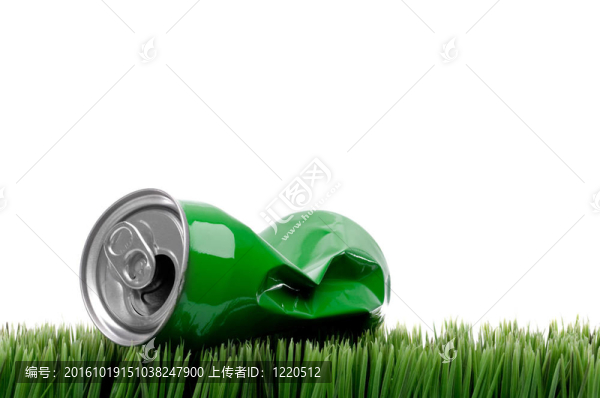 一個綠色的碎鋁飲料的水平關閉可以在草地上