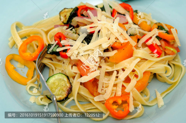 寬條面和甜辣椒