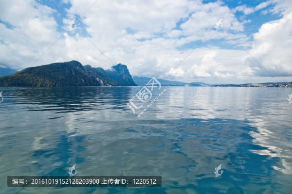 清晨的阿爾卑斯湖