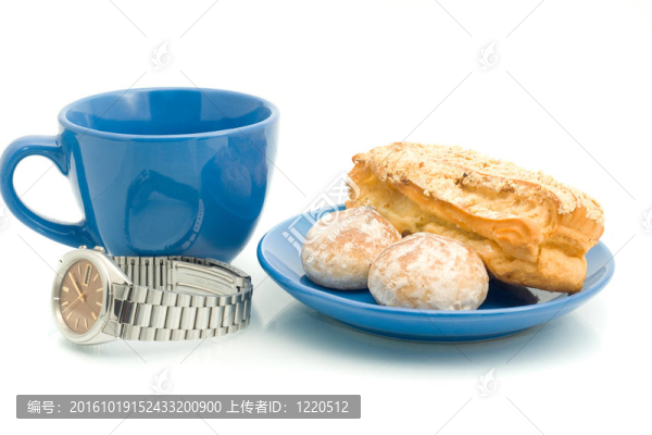 午餐表；杯子和糕點