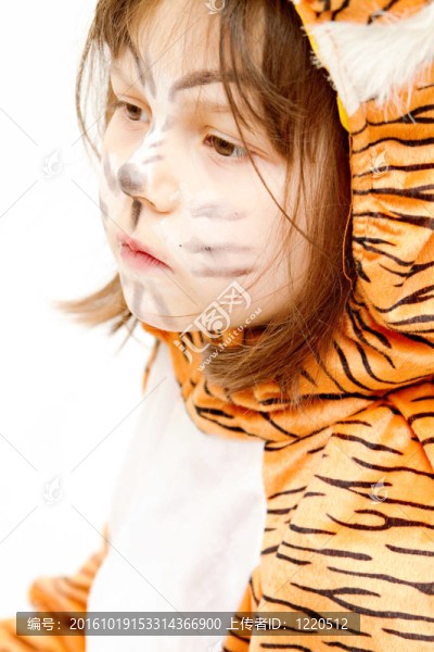 小女孩穿著白色的老虎服裝