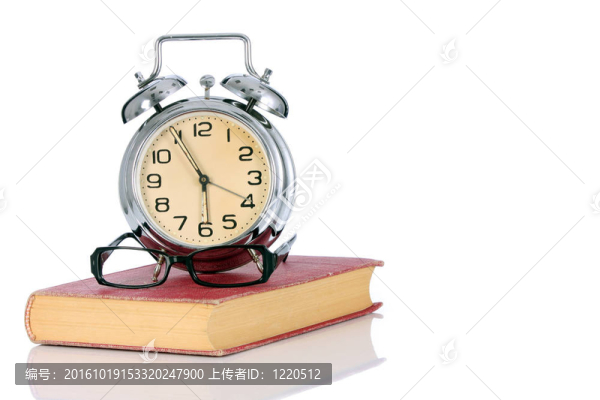 鬧鐘和眼鏡的書(shū)