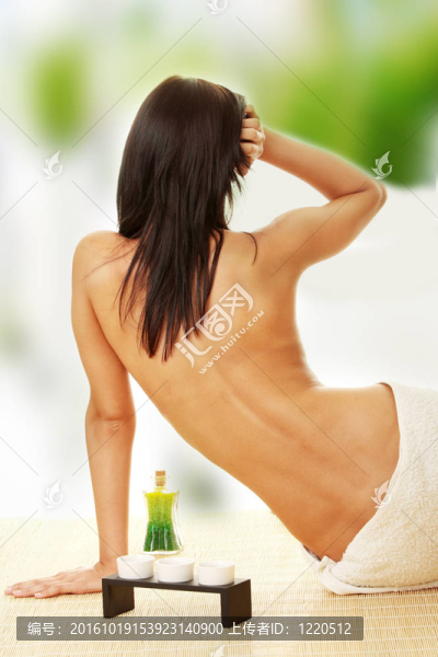 美女坐在竹墊上的畫像