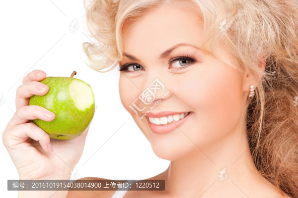 年輕漂亮的女人和綠色的蘋果