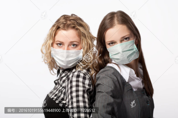 兩個(gè)戴著面具的女孩