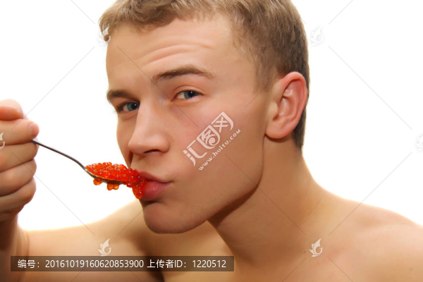 年輕人吃紅魚子醬