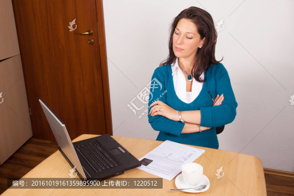 在家工作的年輕婦女