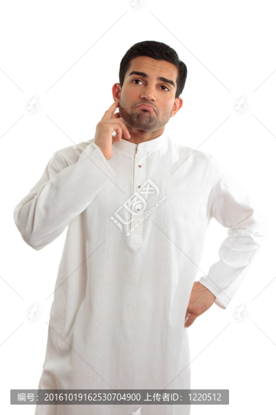 擔(dān)心不安的少數(shù)男子穿無(wú)領(lǐng)長(zhǎng)袖襯衫