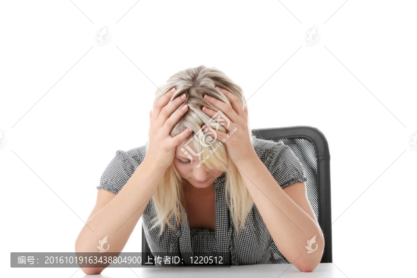 坐在桌子后面的年輕女性