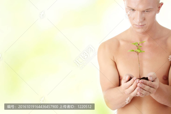 肌肉人抱小植物