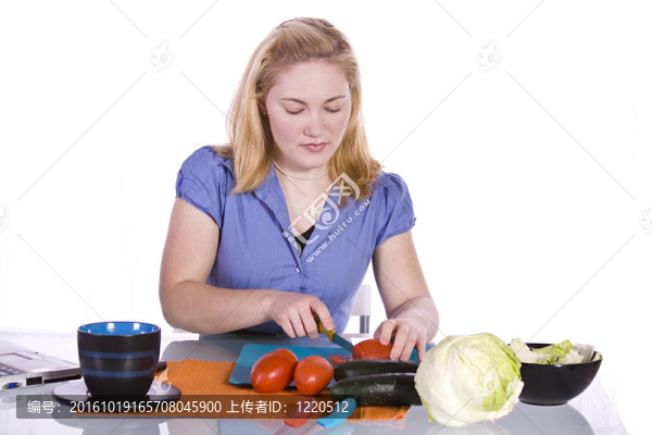 美女準(zhǔn)備食物