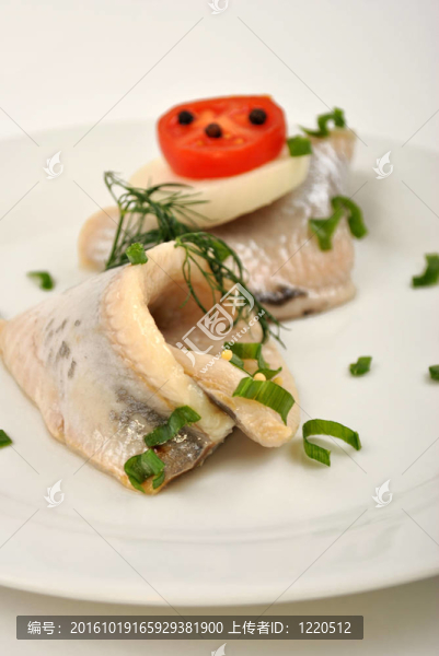 白盤子上的新鮮有機鯡魚