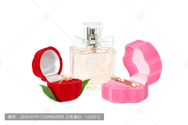 黃金飾品和香水瓶
