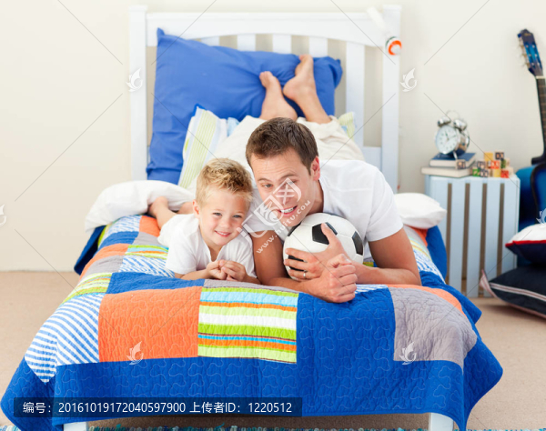 微笑的小男孩和他的父親在看足球比賽