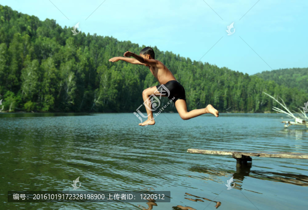 男孩在湖里跳