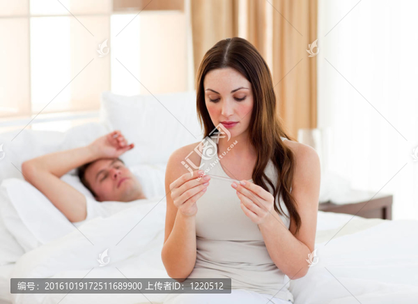 有魅力的女人帶著生病的丈夫的體溫