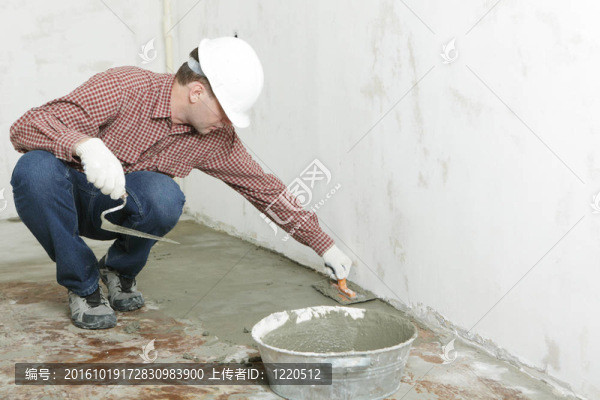 建筑工人攤鋪濕混凝土