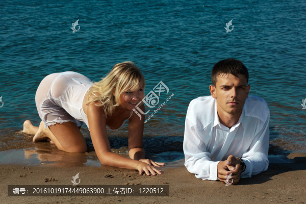 海灘上的夫婦