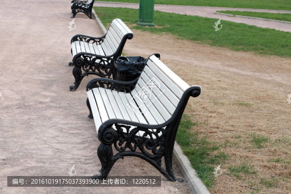 在公園長椅上