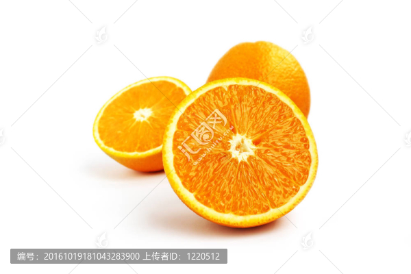 白色背景上多汁的橙色水果