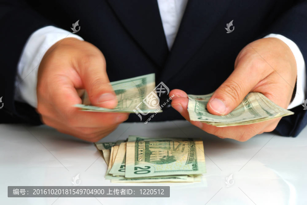 一個(gè)紳士數(shù)一些美國帳單