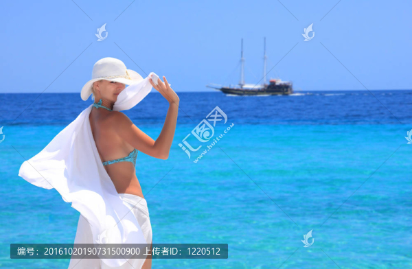 海灘放松的女人