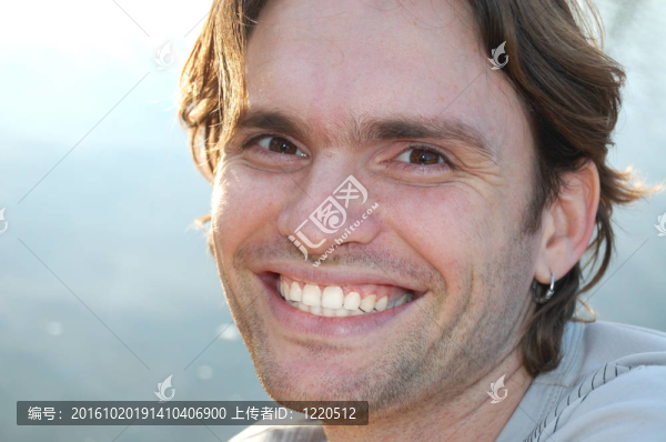 快樂的英俊的男人