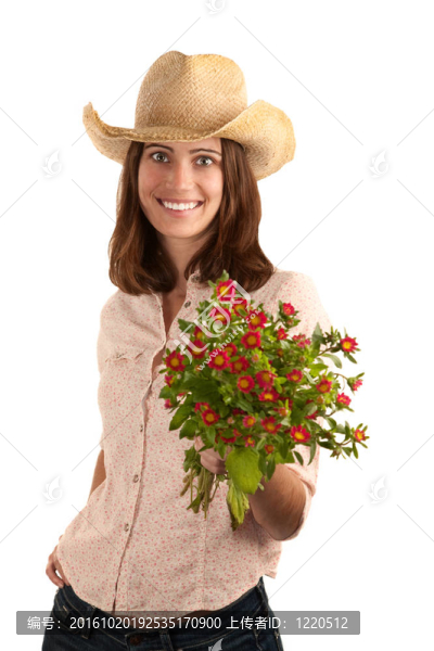 漂亮的女人戴著牛仔帽和鮮花
