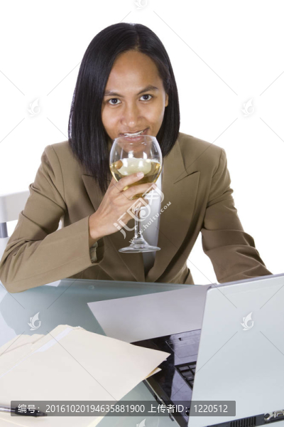 女商人在伏案工作