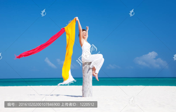 海灘上的快樂女人
