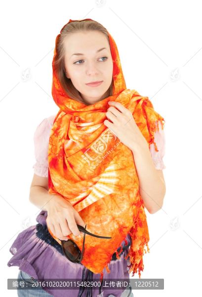 年輕女孩與橙色披肩