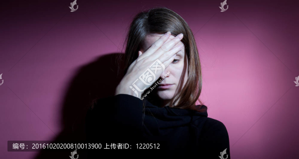 患有嚴(yán)重抑郁癥的年輕婦女