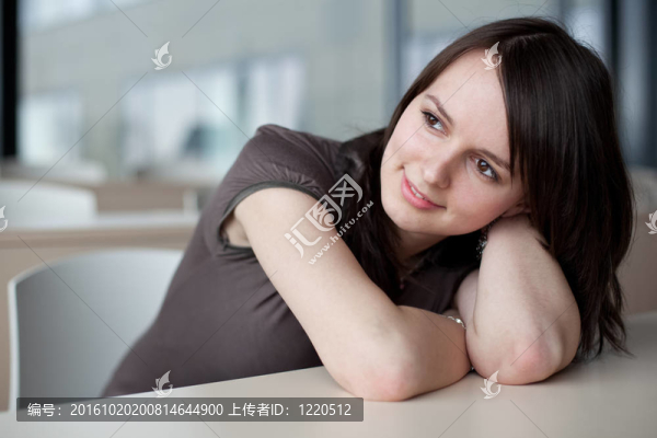 在課堂上年輕漂亮的大學(xué)生；白日夢