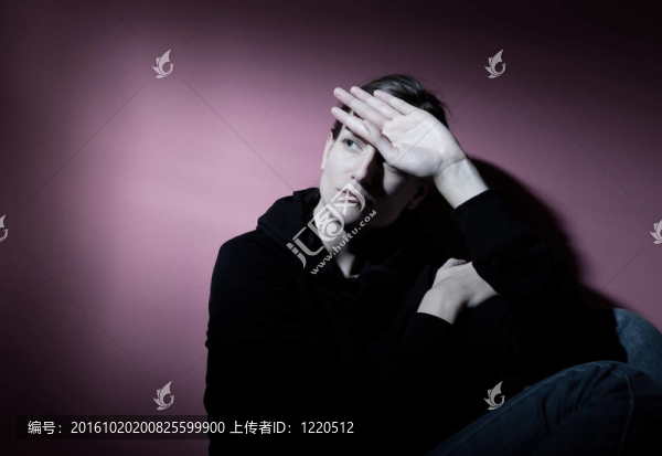 患有嚴(yán)重抑郁癥的年輕婦女