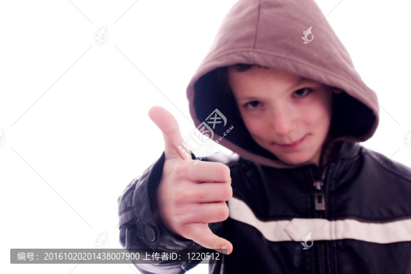 年輕人；帶著冷靜的跡象