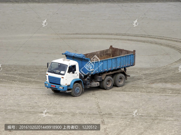 藍(lán)色拖拉機(jī)等待清理沙灘沙