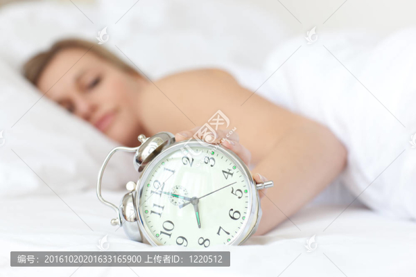 抱鬧鐘的年輕女子